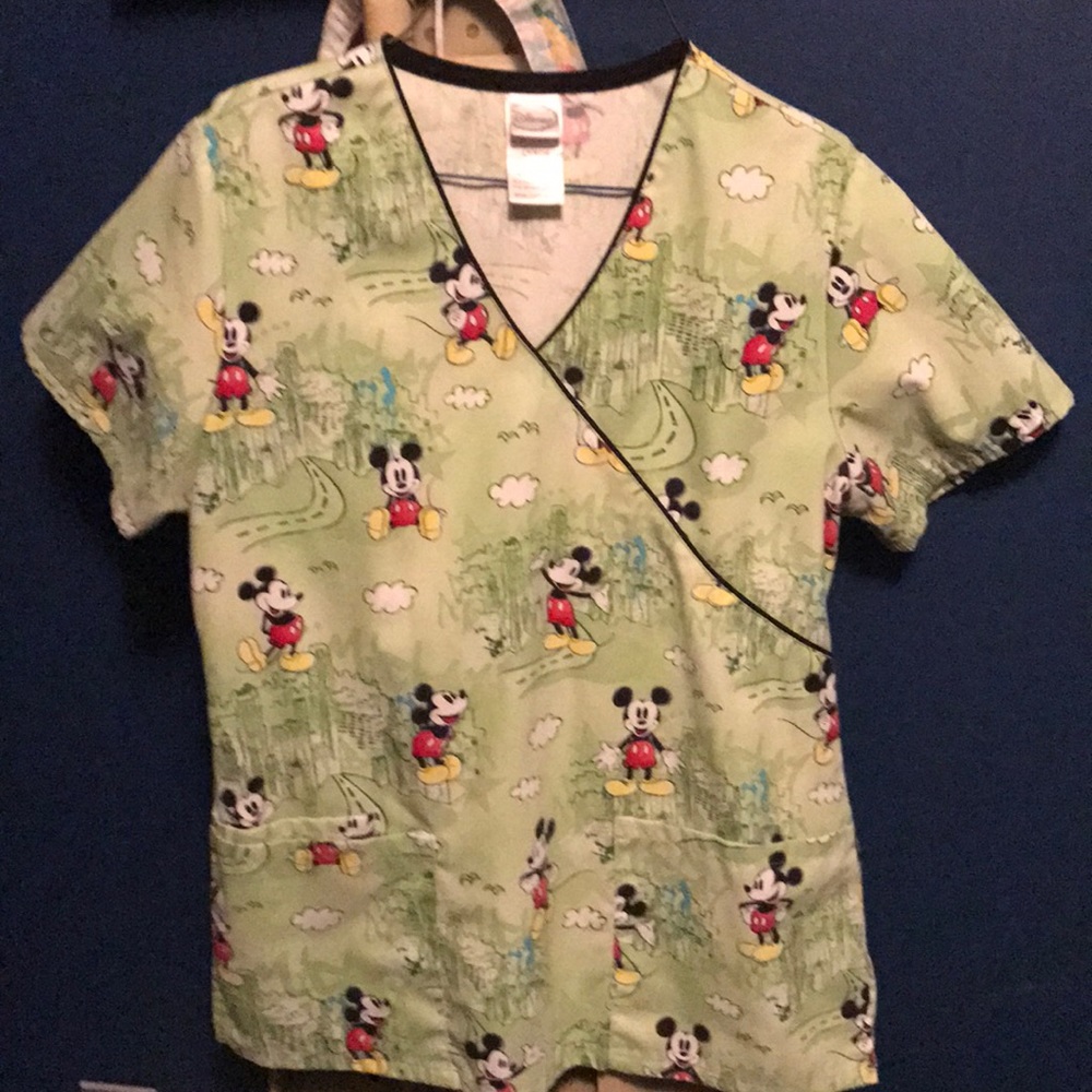 DISNEY SCRUB TOP